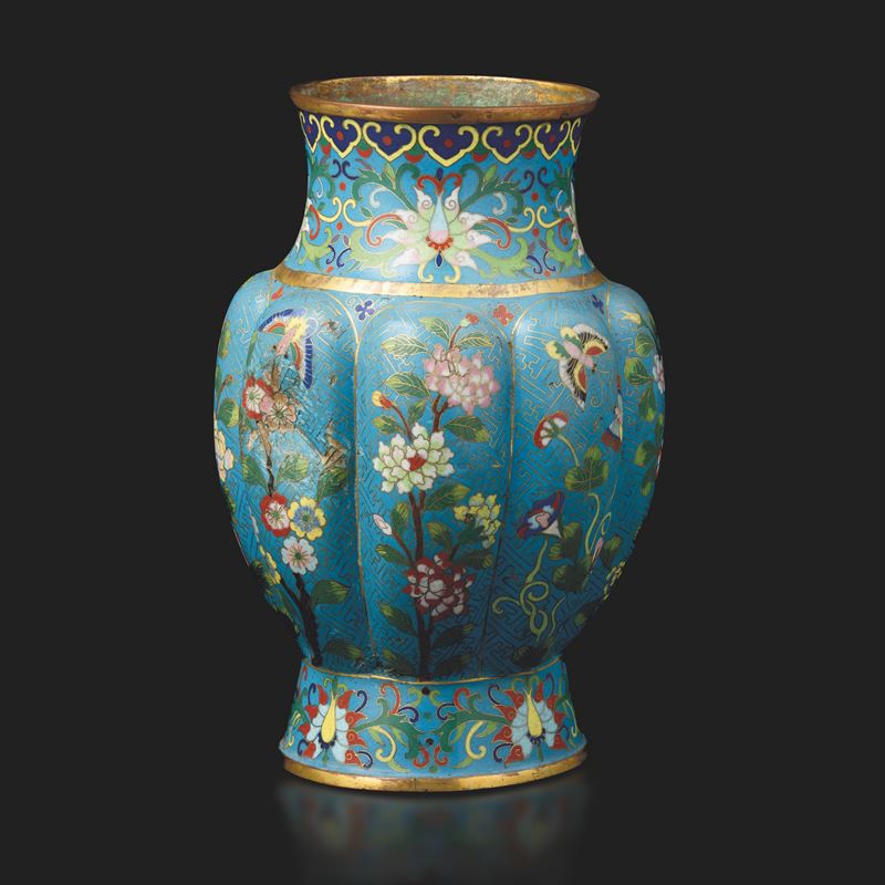Vaso cloissoné a fondo geometrico e decoro floreale, Cina, Dinastia Qing, epoca Jiaqing (1796-1820)  - Auction Asian Art - II - Cambi Casa d'Aste