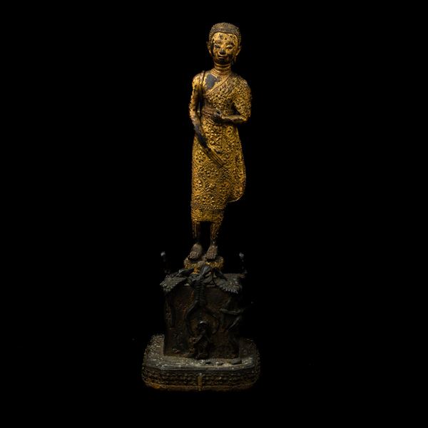 Figurina in bronzo dorato su base in bronzo raffigurante Monaco, Cina, Dinastia Qing (1644-1912)