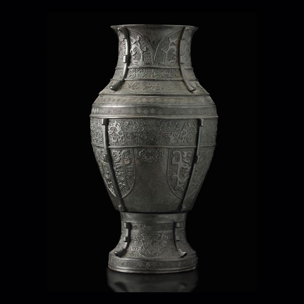 Grande vaso in bronzo di forma arcaica a decoro geometrico, Cina, Dinastia Ming, XVII secolo