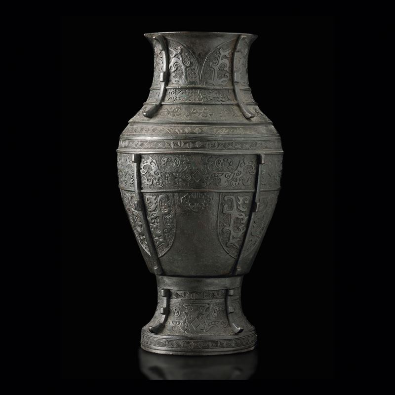 Grande vaso in bronzo di forma arcaica a decoro geometrico, Cina, Dinastia Ming, XVII secolo  - Asta Fine Chinese Works of Art - Cambi Casa d'Aste