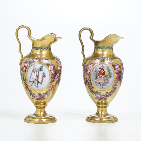 Coppia di piccoli versatoi. Probabilmente Francia, XX secolo.