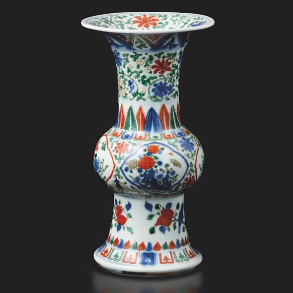Vaso a tromba Wucai in porcellana a decoro floreale, Cina, XIX secolo