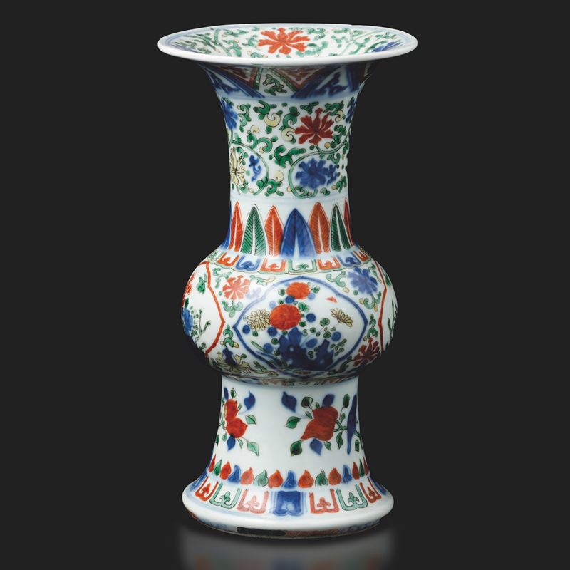 Vaso a tromba Wucai in porcellana a decoro floreale, Cina, XIX secolo  - Asta Arte Orientale - II - Cambi Casa d'Aste