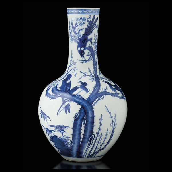Vaso a bottiglia in porcellana bianca e blu a decoro di uccelli su rami, Cina, Dinastia Qing, epoca Guangxu (1875-1908)