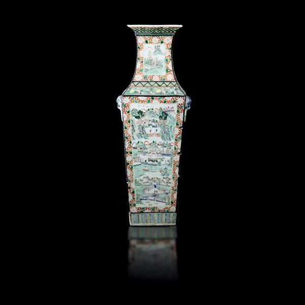 Vaso squadrato in porcellana Famiglia Verde con decoro a paesaggio, Cina, Dinastia Qing, epoca Daoguang (1821-1850)