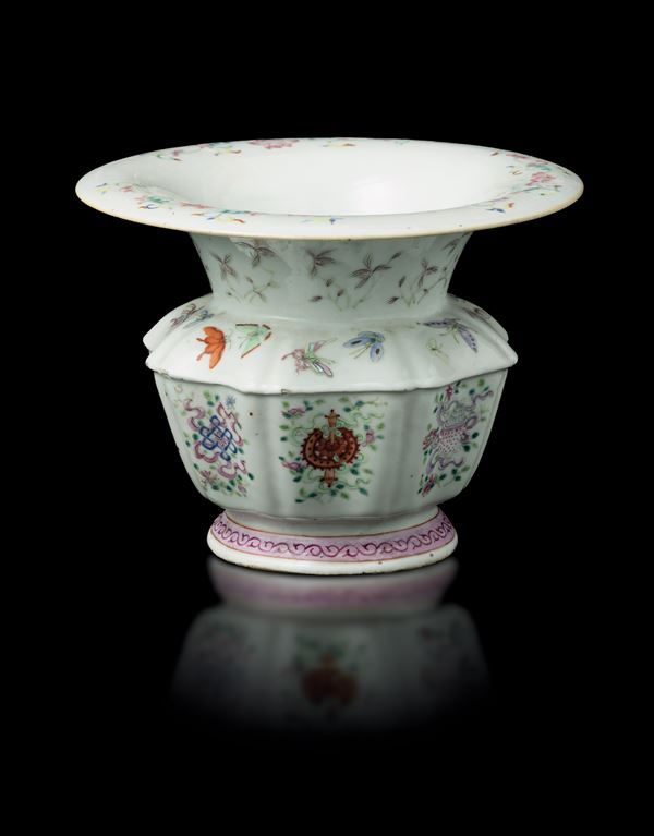 Rare porcelain vase Famille Rose octagonal with naturalistic decoration, China, Qing Dynasty, make and Daoguang period (1821-1850)