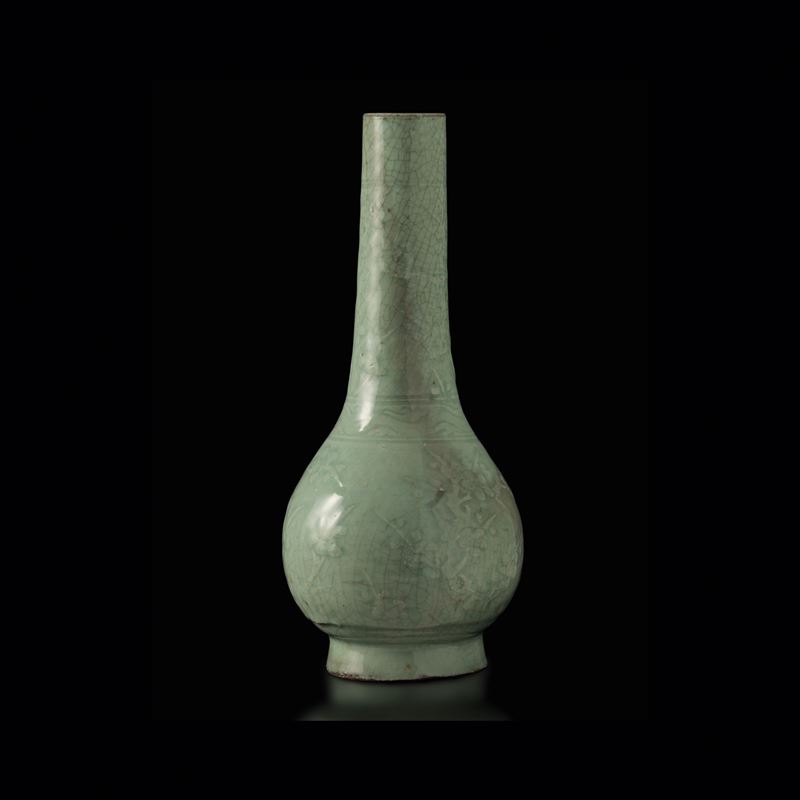 Vaso a bottiglia in porcellana celadon longquan, Cina, Dinastia Ming, XVI secolo  - Asta Fine Chinese Works of Art - Cambi Casa d'Aste