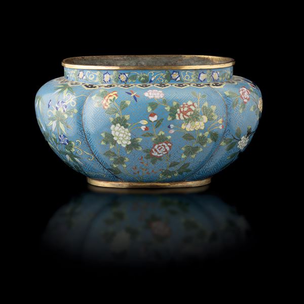 Ciotola cloisonnè a decoro floreale con sfondo azzurro e bordi dorati, Cina, Dinastia Qing, epoca Jiaqing (1727-1820) 