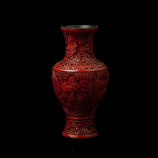 Vaso in lacca monocroma rosso a decoro di scene di vita comune, Cina, XX secolo