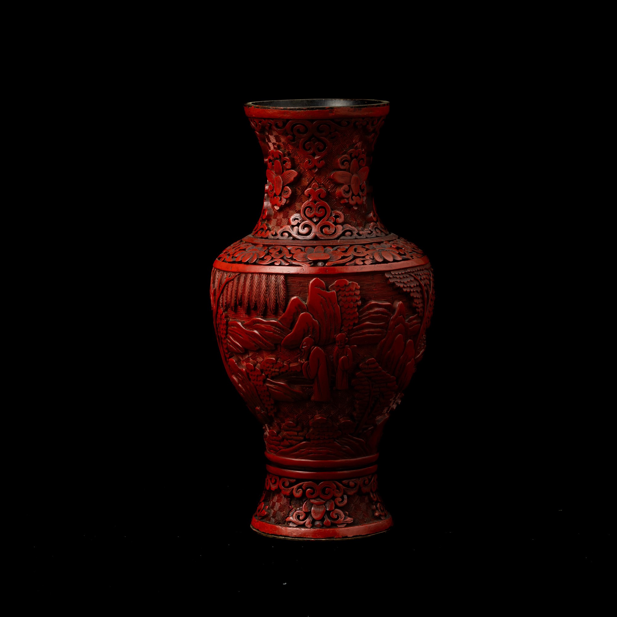 Vaso in Lacca Monocroma Rosso a Decoro di Scene di Vita Comune, Cina, XX Secolo