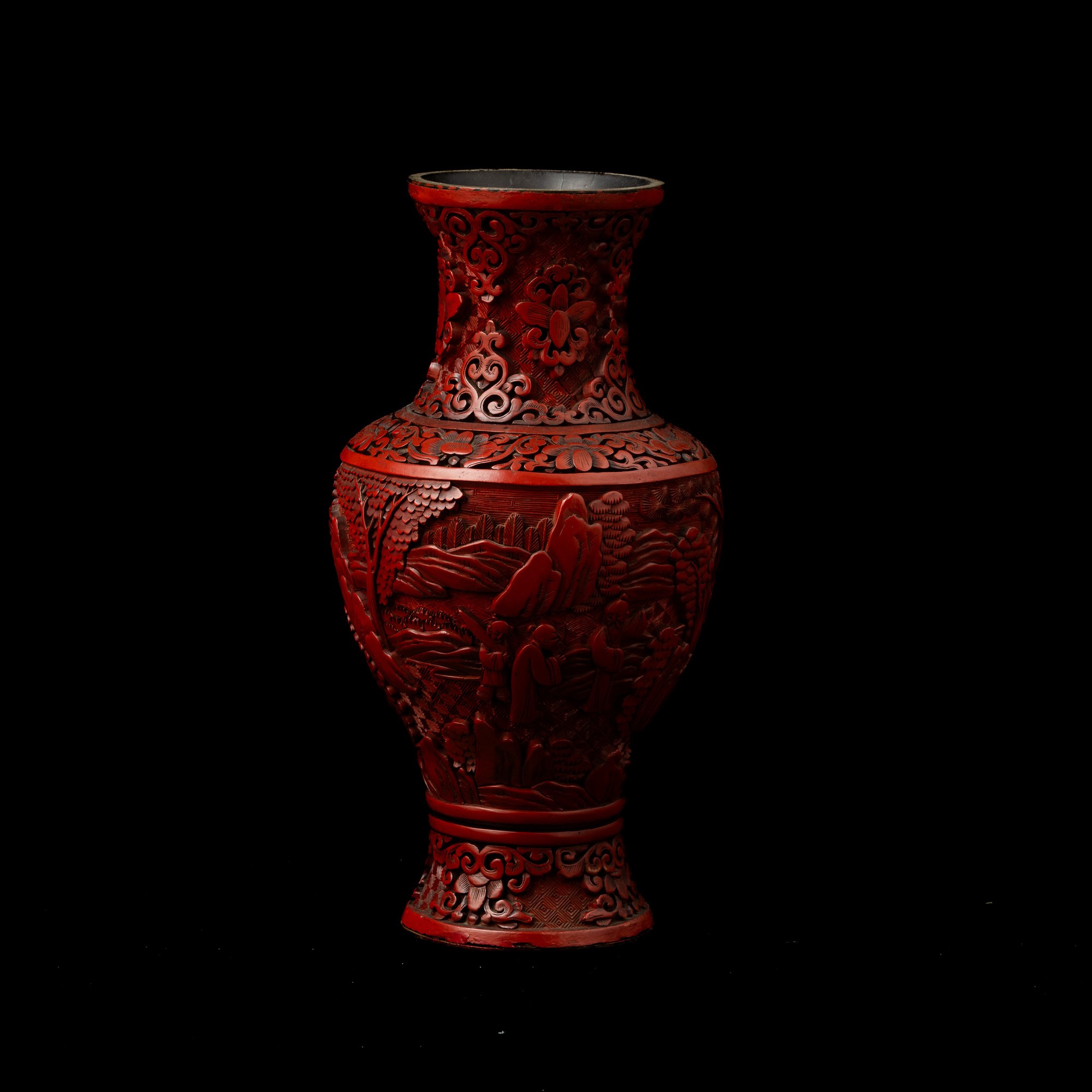 Vaso in Lacca Monocroma Rosso a Decoro di Scene di Vita Comune, Cina, XX Secolo