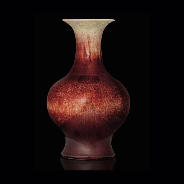 Vaso a bottiglia in porcellana sangue di bue, Cina, Dinastia Qing, epoca Jiaqing (1727-1820) 