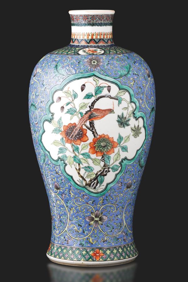 Vaso in porcellana a smalti policromi con soggetti naturalistici entro riserve sagomate e decori floreali, Cina, Dinastia Qing, XIX secolo