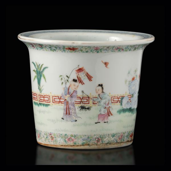 Piccola cachepot in porcellana Famiglia Rosa a decoro di bambini che giocano, Cina, Repubblica, XX secolo