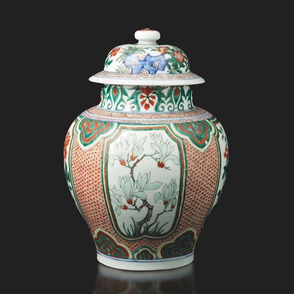Potiche in porcellana con decoro naturalistico e fiori entro riserve, Cina, Dinastia Qing, XIX secolo