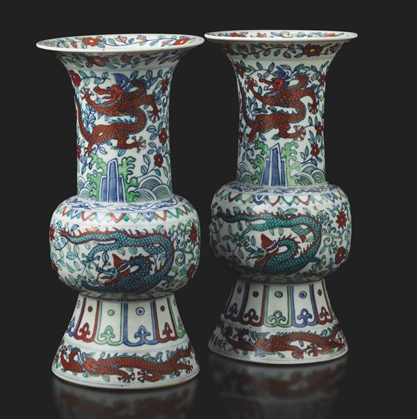 Coppia di vasi in porcellana a decoro di draghi tra fiori Ducai, Cina, Dinastia Qing, XIX secolo
