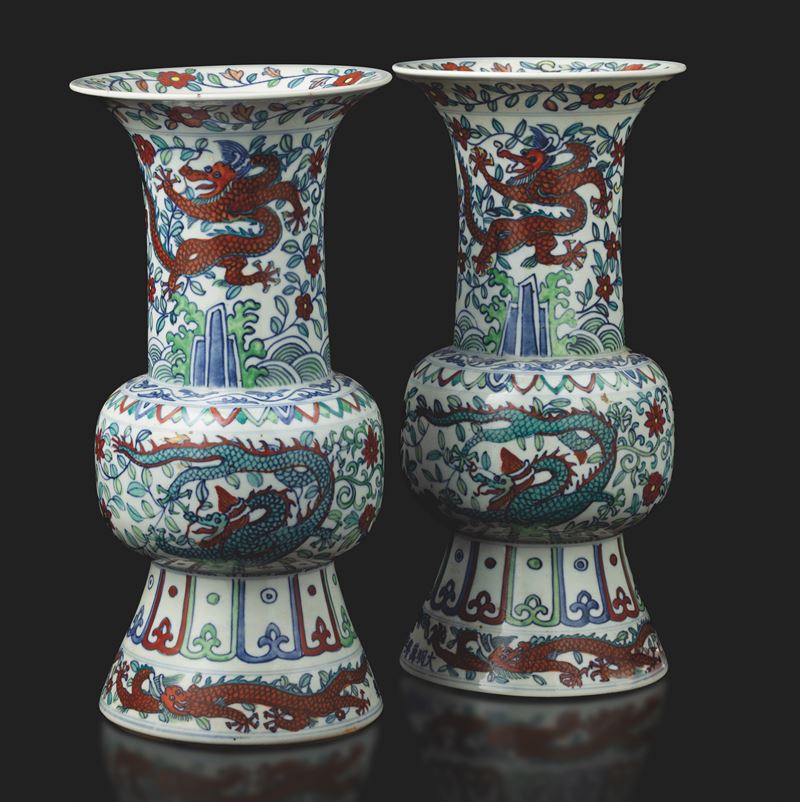 Coppia di vasi in porcellana a decoro di draghi tra fiori Ducai, Cina, Dinastia Qing, XIX secolo  - Asta Arte Orientale - II - Cambi Casa d'Aste