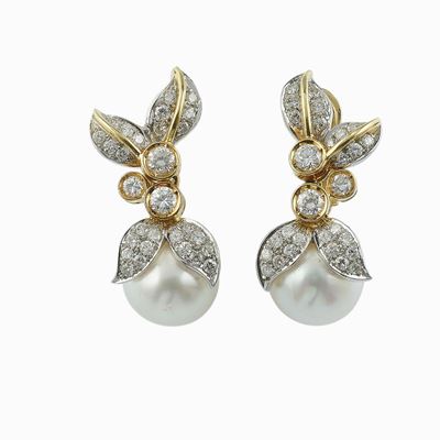 Orecchini, perle coltivate e diamanti, montatura in oro giallo e oro bianco 750/1000