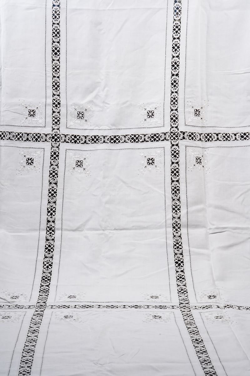 Tovaglia con quattordici tovaglioli.  - Auction Furniture for the Table - Cambi Casa d'Aste