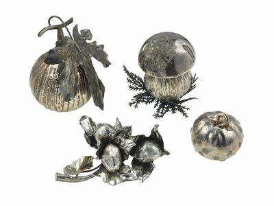 M. Buccellati, Tre oggetti in argento 925 (zucca, fungo e ramo con ghiande) e Buccellati, Fico in...