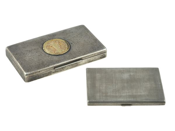 Group of one silver and gold box and one cigarette case. Engraved M. Buccellati
