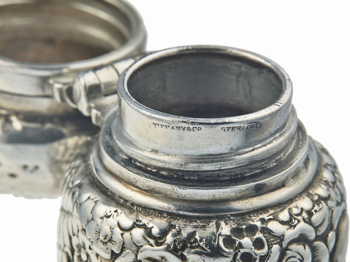 Tiffany & Co., Lotto composto da porta profumo inciso in argento sterling e scatola