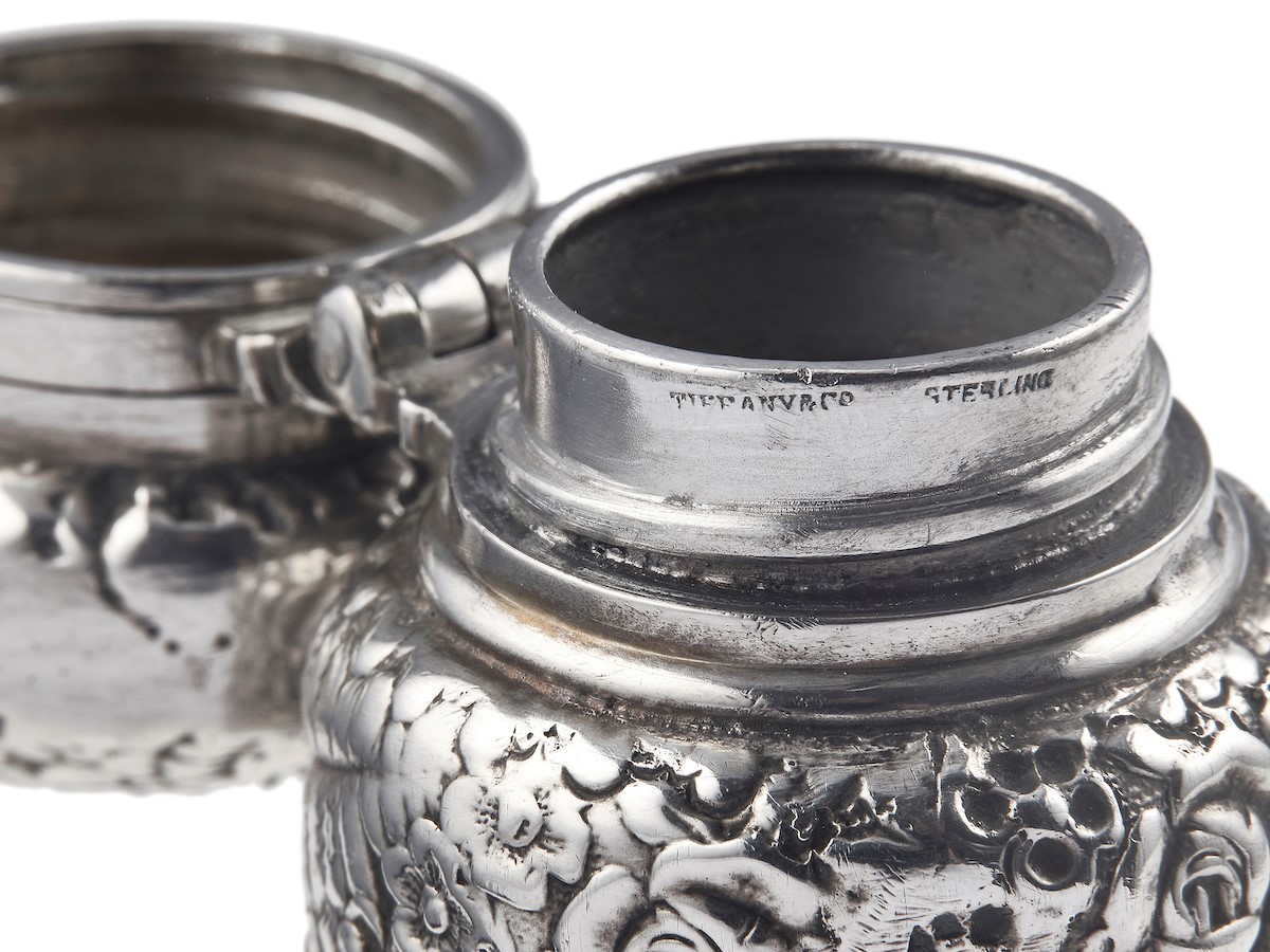 Tiffany & Co., Lotto composto da porta profumo inciso in argento sterling e scatola