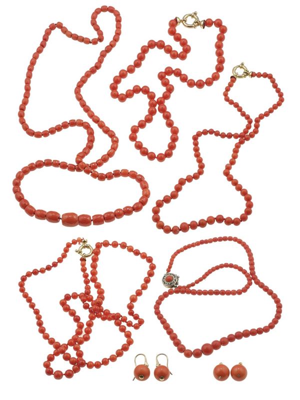 Lotto composto da cinque collane e due paia di orecchini con corallo