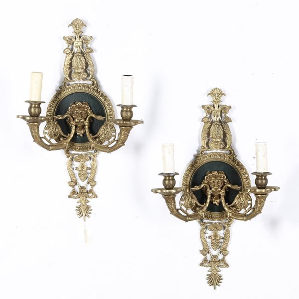 Coppia di appliques a due luci in bronzo dorato. XIX secolo