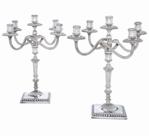 Coppia di candelabri a cinque fiamme. Argenteria milanese del XX secolo. Argentiere Di Leone
