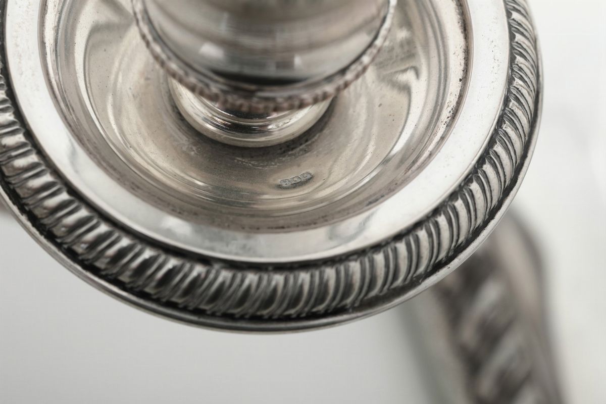 Coppia di Candelabri a Cinque Fiamme. Argenteria Milanese del XX Secolo. Argentiere di Leone