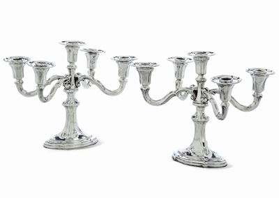 Coppia di Candelabri a Cinque Fiamme. Argenteria Italiana del XX Secolo. Argentiere Ricci & C. , ...