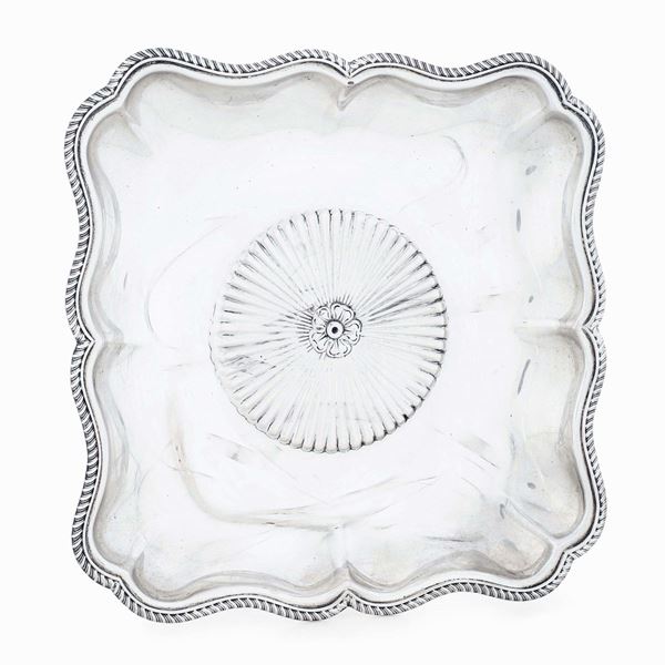 Centrotavola polilobato. Argenteria italiana del XX secolo