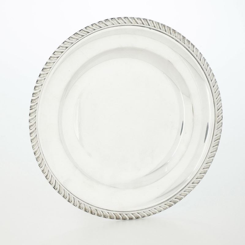 Un piatto in metallo argentato  - Auction Silverware - Cambi Casa d'Aste