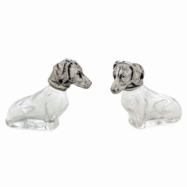 Coppia di bassotti spargisale e pepe. Argenteria milanese del XX secolo. Argentiere FIAM. Arte Nostra. (Del lotto fanno parte dodici cucchiaini da caffè. Italia XX secolo)