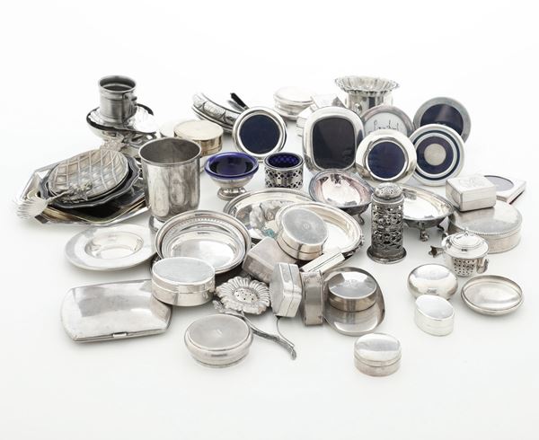 Lotto di oggetti in argento e metallo argentato, XX secolo