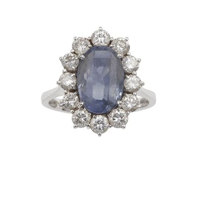 Anello con zaffiro dello Sri Lanka (circa 5.00 ct) in oro bianco 750/1000 con diamanti a contorno