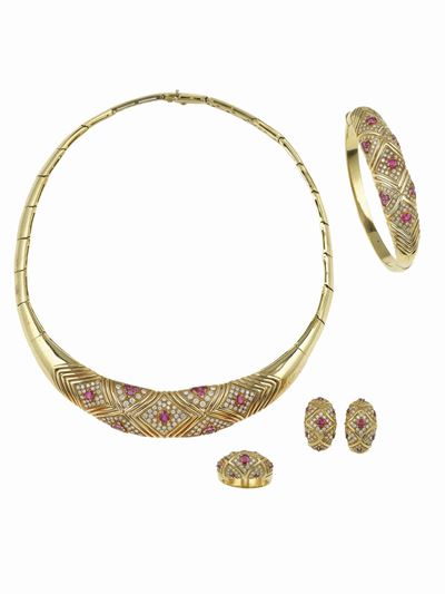 Parure in oro giallo 750/1000 con diamanti e rubini, composta da girocollo, anello, bracciale e o...