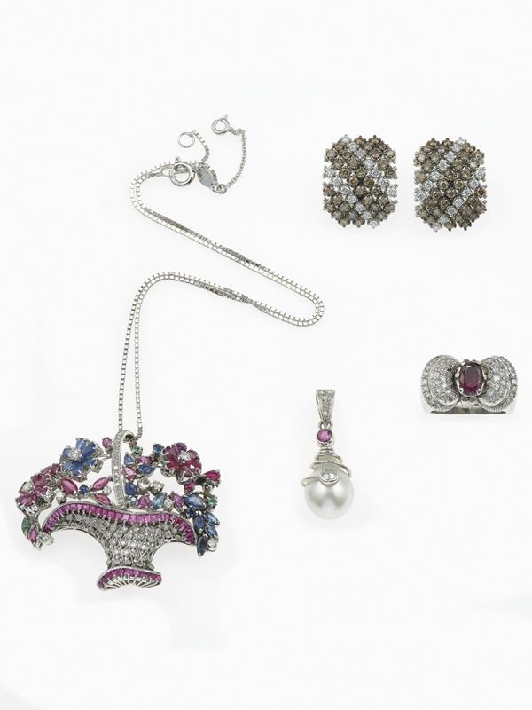 Lotto composto da due pendenti, un anello ed un paio di orecchini con diamanti e gem-set
