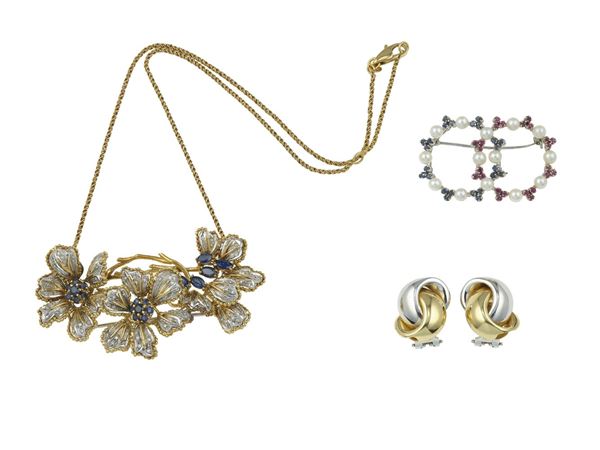 Lotto composto da una collana con pendente, una spilla ed un paio di orecchini con diamanti, zaffiri,  [..]