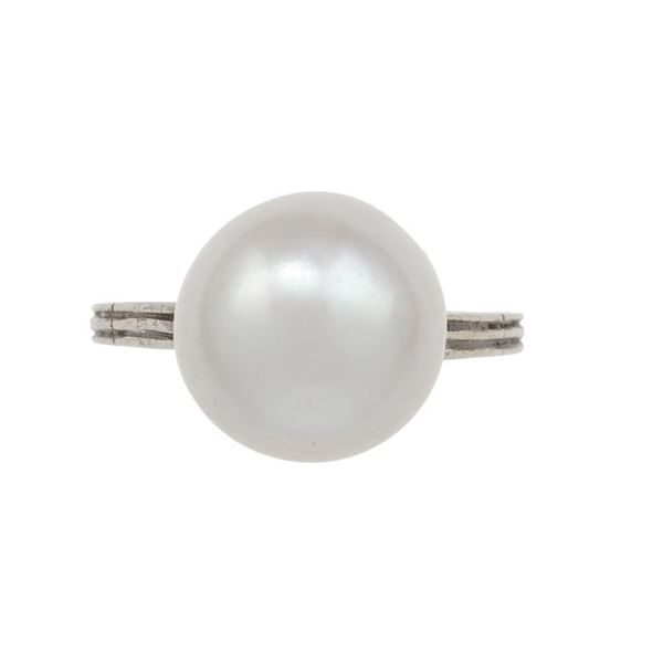 Cultured pearl and gold ring