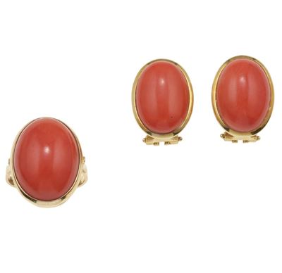 Demi-parure, anello e orecchini in oro giallo 750/1000 con corallo