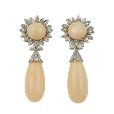 Orecchini pendenti, corallo rosa e diamanti, montatura in oro bianco 750/1000