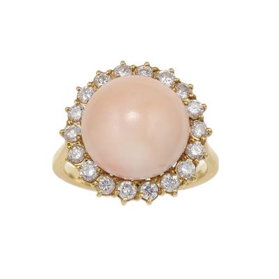 Anello in oro giallo 750/1000 con corallo rosa e diamanti a contorno