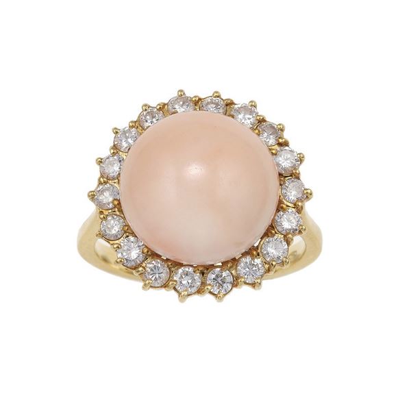 Anello con corallo rosa e diamanti a contorno