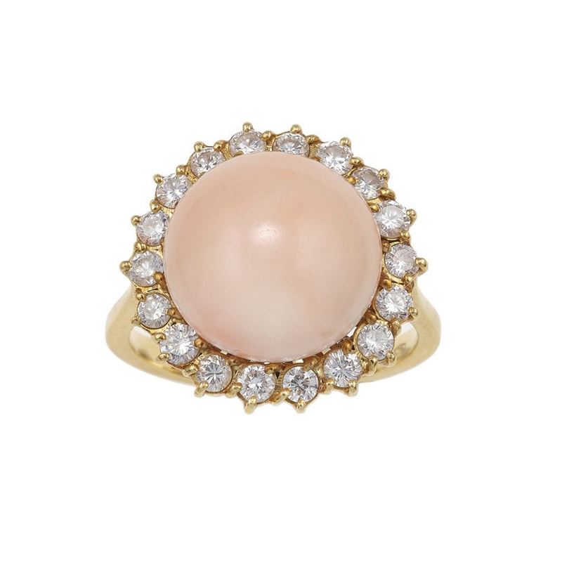 Anello con corallo rosa e diamanti a contorno  - Asta Fine Jewels - Cambi Casa d'Aste