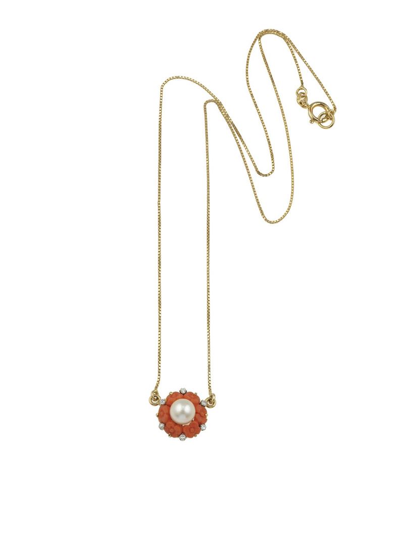 Girocollo con corallo inciso, perle coltivata e diamanti  - Asta Fine Jewels - Cambi Casa d'Aste