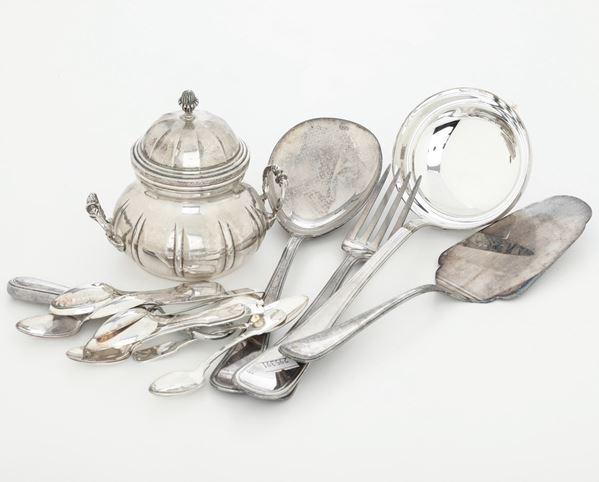 Lotto di oggetti in argento. Argenteria italiana del XX secolo, argentieri differenti