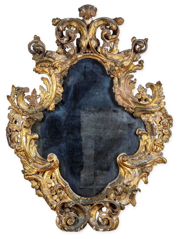 Specchiera sagomata con cornice in legno intagliato e dorato, XVII secolo