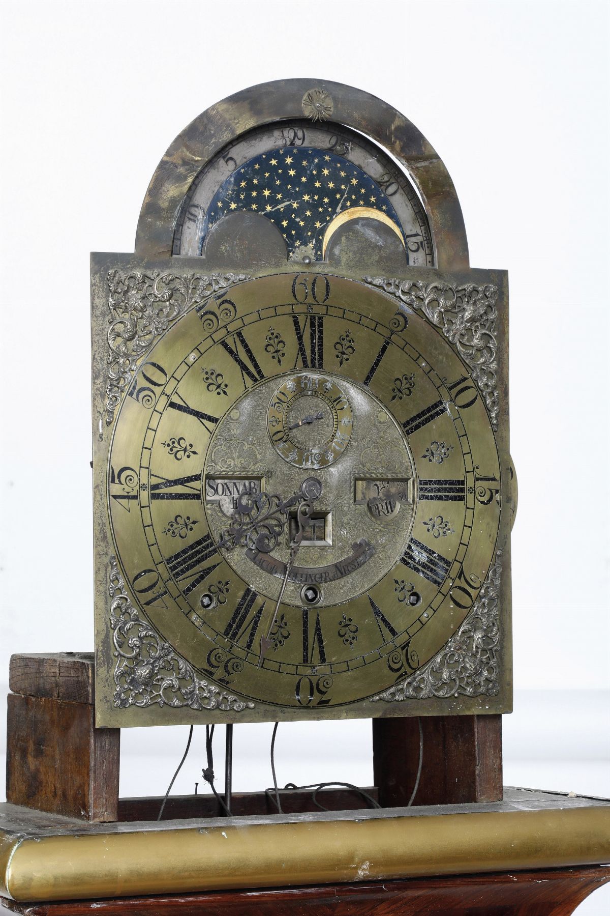 Pendola da Terra con Cassa in Legno Lastronato ed Intarsiato. Jacob Wollinger a Neustat. Austria ...